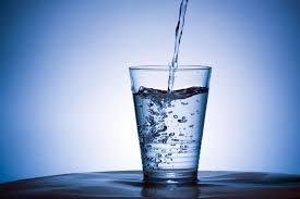 Uống một cốc nước lọc sau một bữa ăn nhanh
