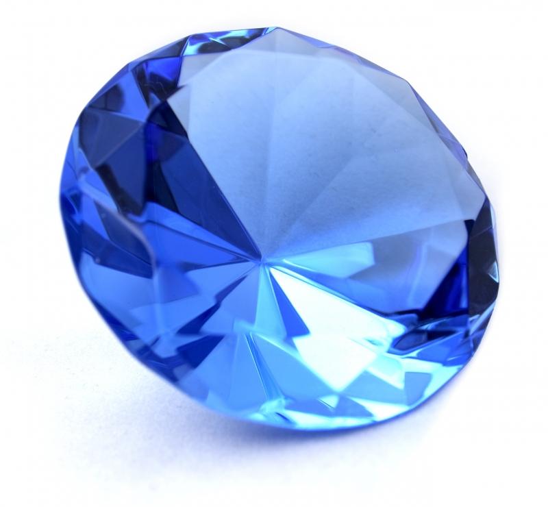 Đá Sapphire loại đẹp có màu sắc đặc trưng là màu xanh đậm (hay thường gọi là xanh hero)