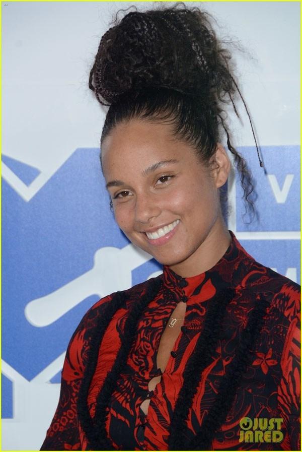 Alicia Keys để mặt mộc lên thảm đỏ