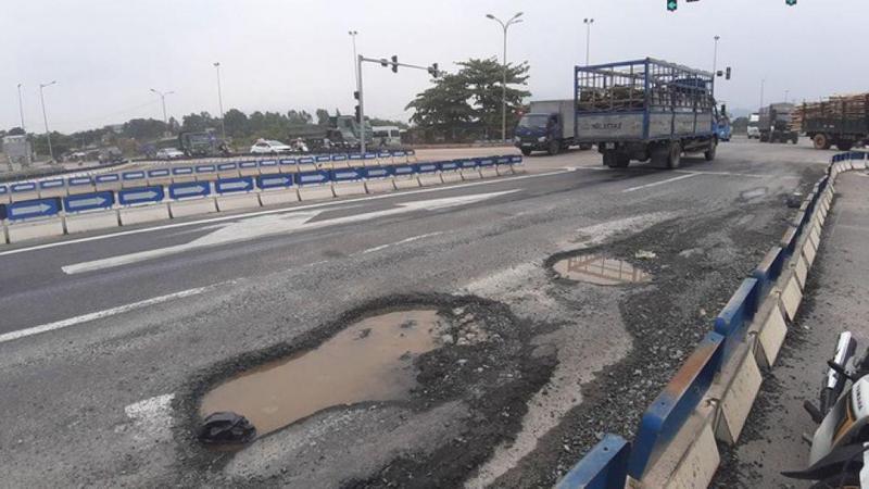 Đường cao tốc Đà Nẵng - Quảng Ngãi xuống cấp