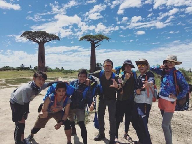 Ảnh chụp với các thành viên tham gia Law of the Jungle bản Trung Quốc được Thao chia sẻ trên Instagram.