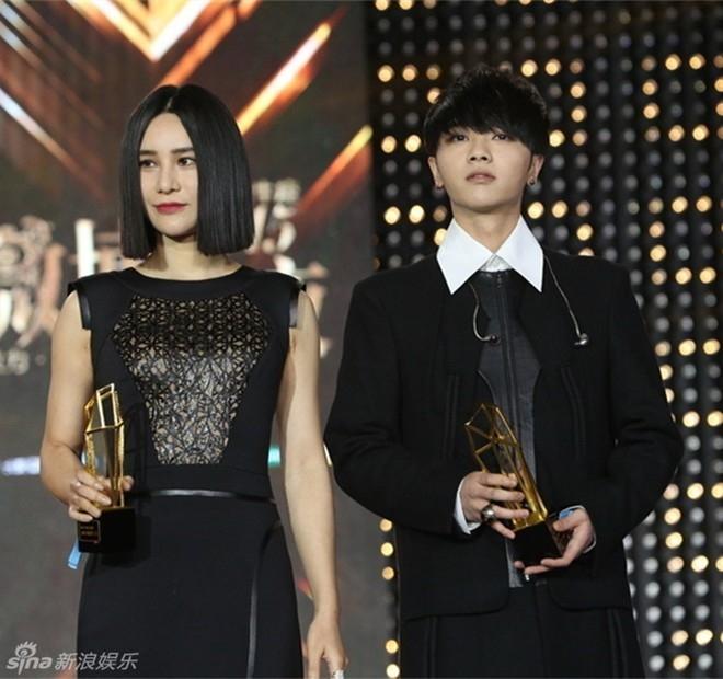 Hoa Thần Vũ nhận giải Nam ca sĩ được yêu thích tại lễ trao giải Weibo 2015.