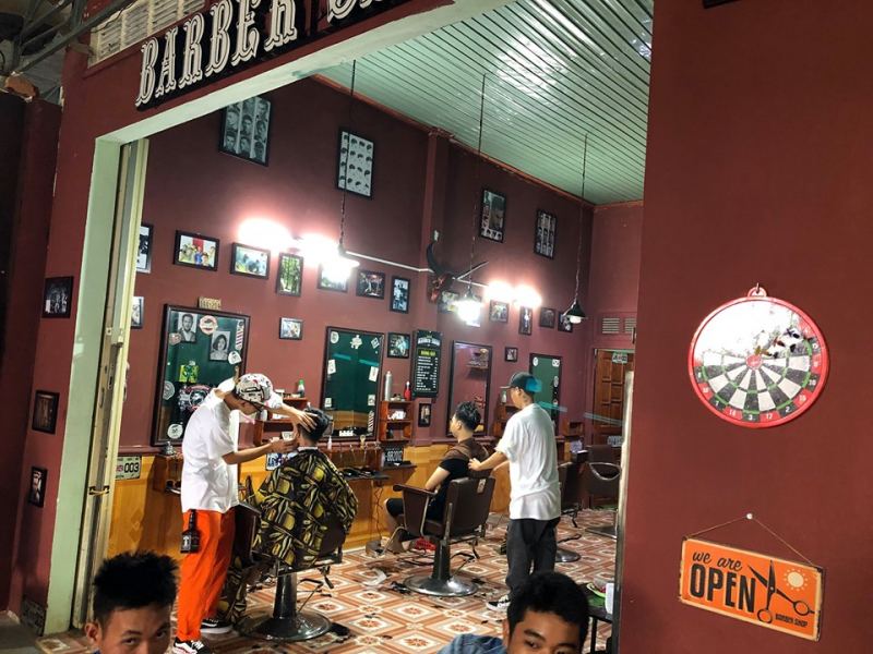 Khi bước vào ﻿82KA Barbershop, đầu tiên bạn sẽ cảm thấy khá mới lạ và độc đáo bởi tiệm được decor theo phong cách và hơi hướng Châu Âu, cổ điển pha lẫn với hiện đại