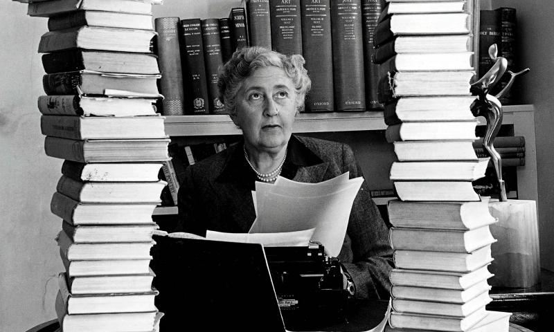 Nhà văn Agatha Mary Clarissa