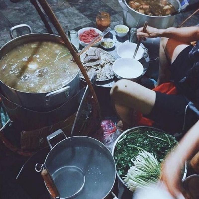 Hàng ngàn quán xá thi nhau bày sạp, muốn ăn gì cứ xách xe dạo một vòng quanh Hà Nội sẽ có.