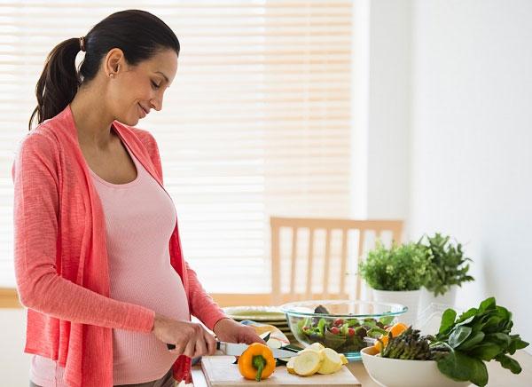 Nên ăn đủ dinh dưỡng khi mang thai