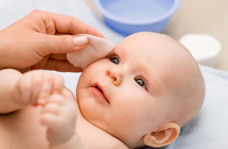 Gãi nhẹ vành tai 50 lần sẽ làm biến mất tình trạng nấc ở bé.