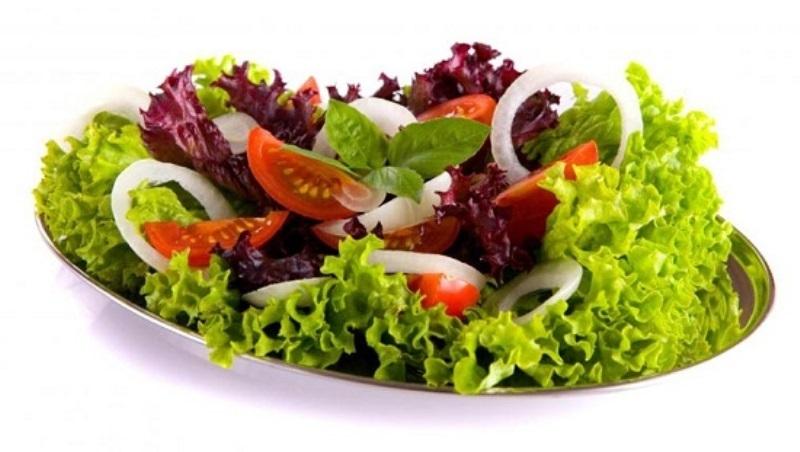 Ăn salad hoặc uống một cốc nước trước bữa ăn giúp giảm cân