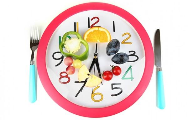 Cố gắng giữ thói quen giờ giấc ăn uống như ngày thường để duy trì cơ thể khỏe mạnh