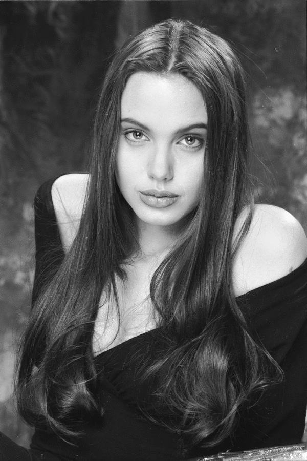 Angelina Jolie có đôi mắt đầy sức mạnh