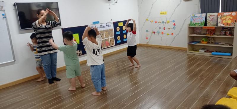 Các bé thỏa sức đam mê tập múa cùng cô giáo tại Angels Montessori Preschool Tresor