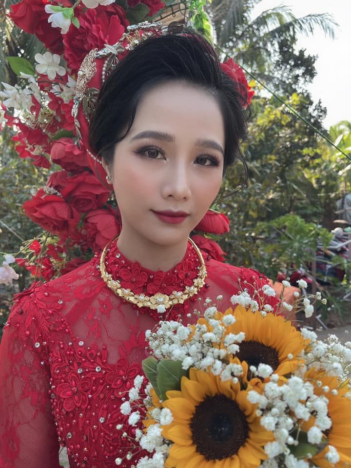 Các chuyên viên tại Áo cưới Kim Cương luôn tạo được điểm nhấn và nét đẹp riêng trên gương mặt mỗi cô dâu
