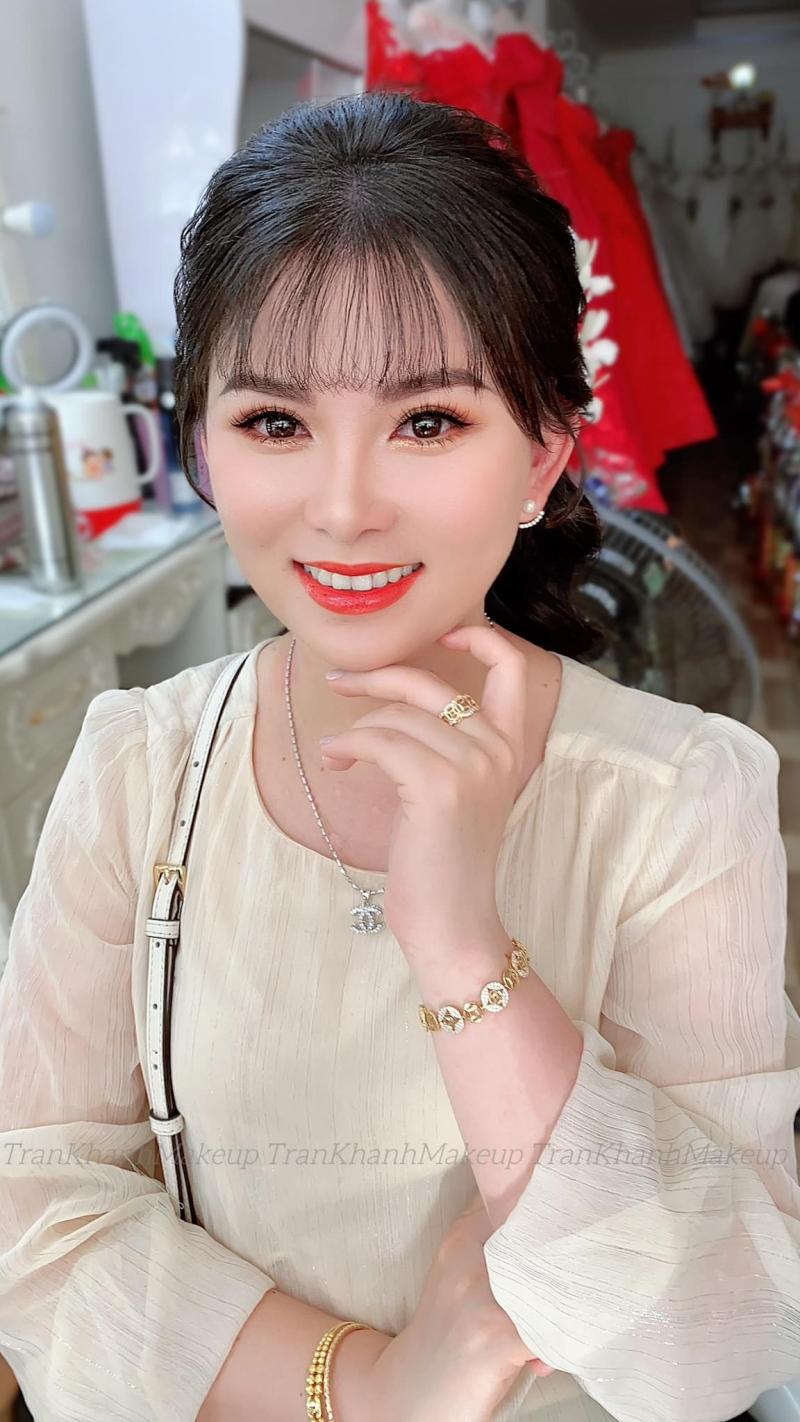 Tại Trần Khánh cô dâu sẽ được lựa chọn và được chuyên gia trang điểm hàng đầu tư vấn kĩ lưỡng về phong cách trang điểm, làm tóc