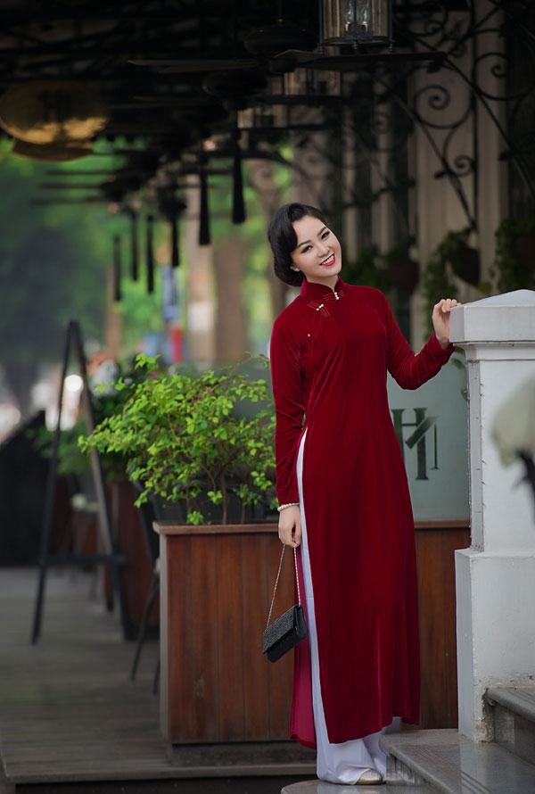 Áo nhung đỏ trầm mang đến cho quý cô vẻ đẹp như những cô gái Hà Nội thời xưa