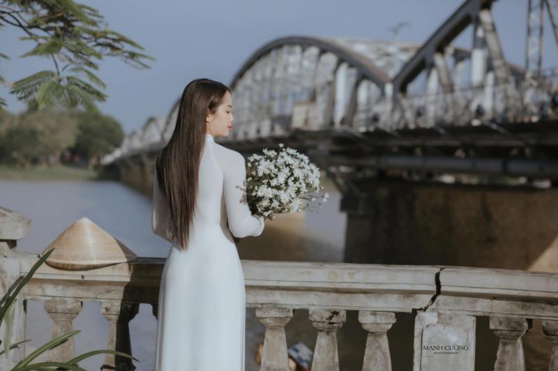 Vẻ đẹp của người con gái Huế trong tà áo dài trắng