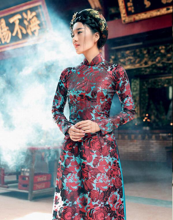 Bậc vua chúa triều đình Việt Nam rất chuộng kiểu áo dài may từ các loại gấm này bởi chúng giúp thể hiện sự sang trọng và quý phái cho người mặc.