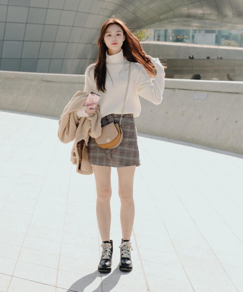 Áo len cổ lọ phối với chân váy mini