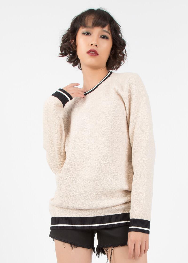 Áo sweater phối cùng quần short