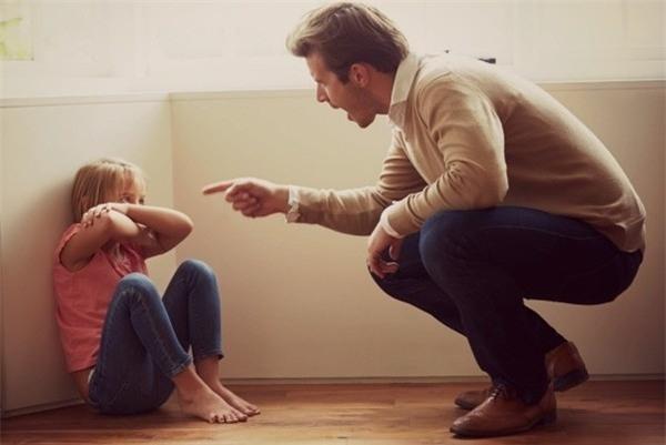 Nhiều áp lực vô hình xuất phát từ mong muốn của cha mẹ hoặc yêu cầu khắc khe từ thầy cô sẽ là nguyên nhân dẫn đến chứng tự kỷ ở trẻ nhỏ.