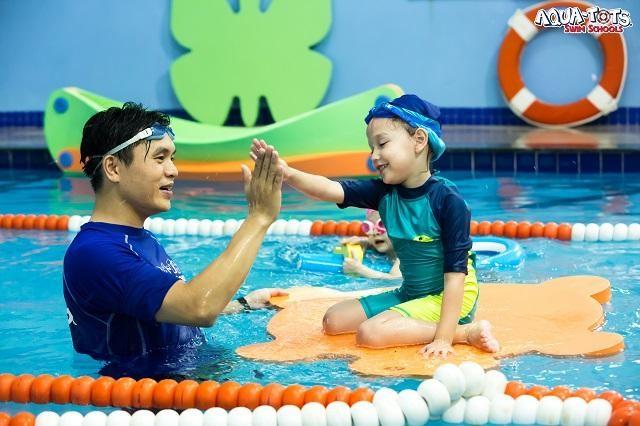 Đội ngũ giáo viên trường bơi Aqua-Tots được đào tạo chuyên nghiệp, luôn hỗ trợ và chân thành yêu thương trẻ