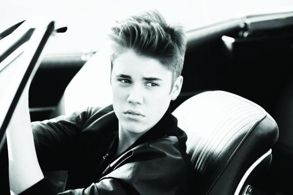 Justin Bieber - ca sĩ thể hiện ca khúc 