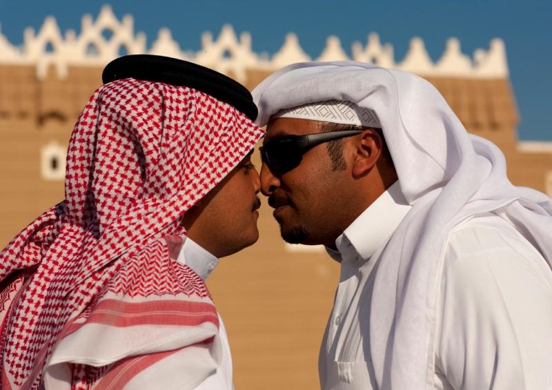 Hôn mũi là một lời chào ở Ả Rập Xê-út, đừng hiểu lầm nhé