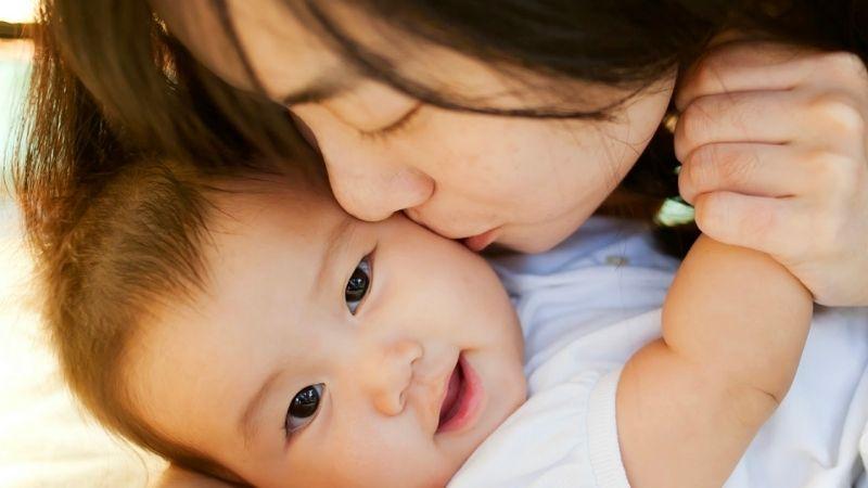 Những hành động như vuốt ve, âu yếm bé sẽ thúc đẩy nồng độ oxytocin và prolactin tăng lên trong cơ thể mẹ.