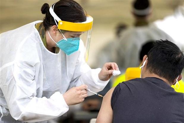 Nhân viên y tế tiêm vaccine phòng COVID-19 cho người dân tại Dubbo, Australia. (Ảnh: AFP/TTXVN)
