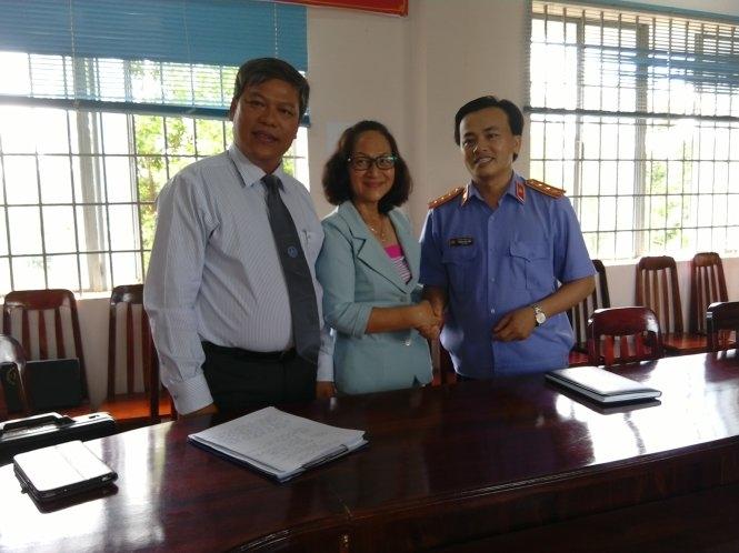 Bà Hà Ngọc Bích tại buổi xin lỗi công khai của VKSND huyện Tân Phú