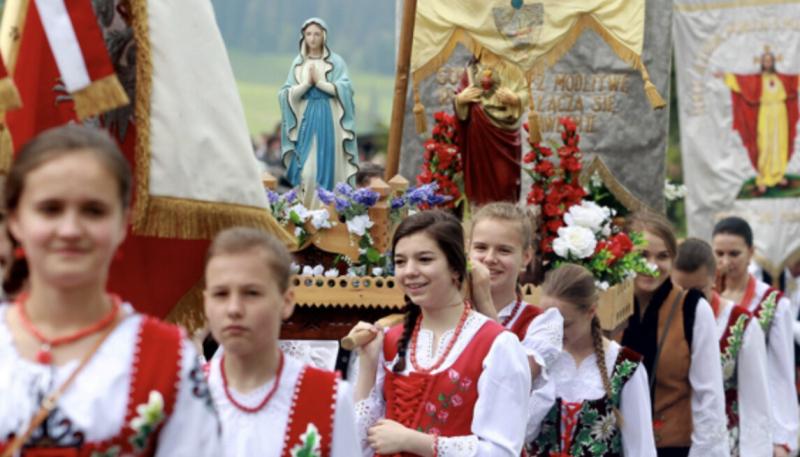 Lễ rước kiệu Đức Mẹ của người Công Giáo tại Ba Lan
