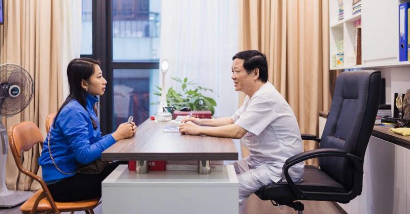Bác sĩ Phạm Hồng Lãnh đang thăm khám cho bệnh nhân