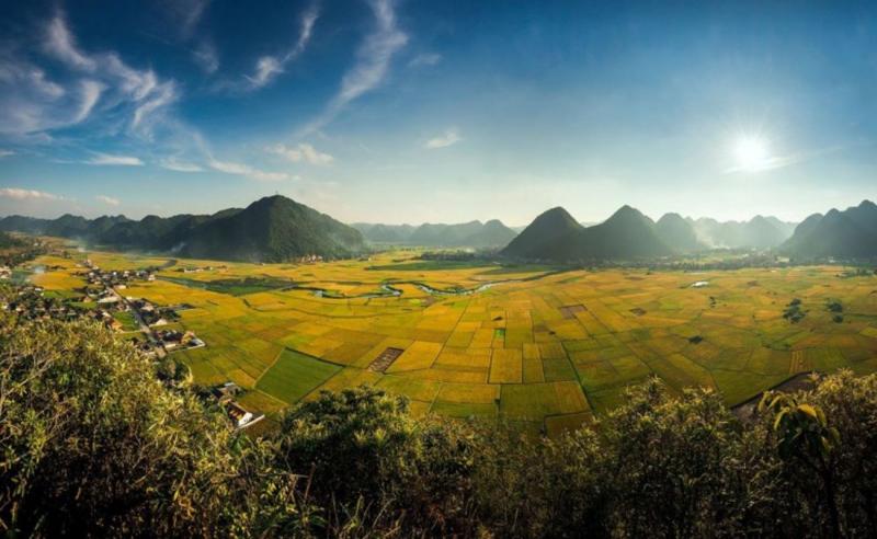 Thung lũng Bắc Sơn nằm gọn trong dãy núi đá vôi trải dài bên những nếp nhà của người dân tộc Tày, Nùng, Dao