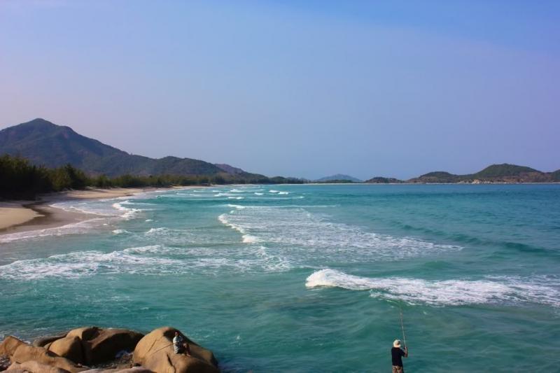 Biển Bình Tiên nước trong xanh, mát rượi