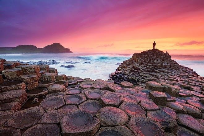 Bãi biển Giant's Causeway, Ireland với những tầng đá basalt trông giống như bước chân của người khổng lồ