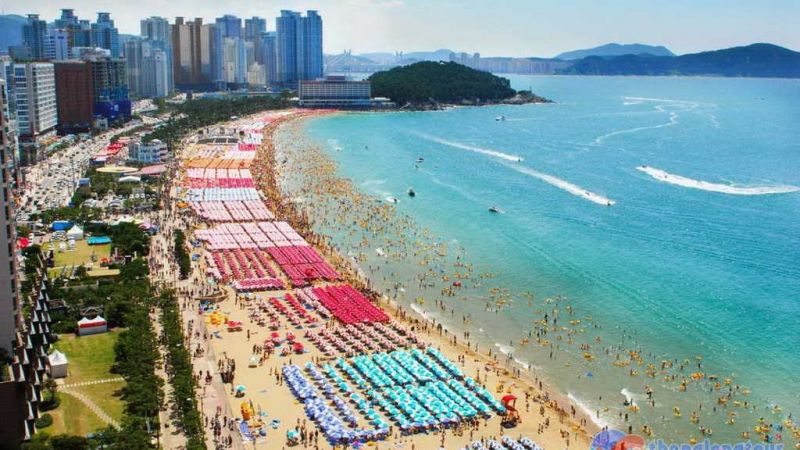 Bãi biển Haeundae thu hút khách du lịch