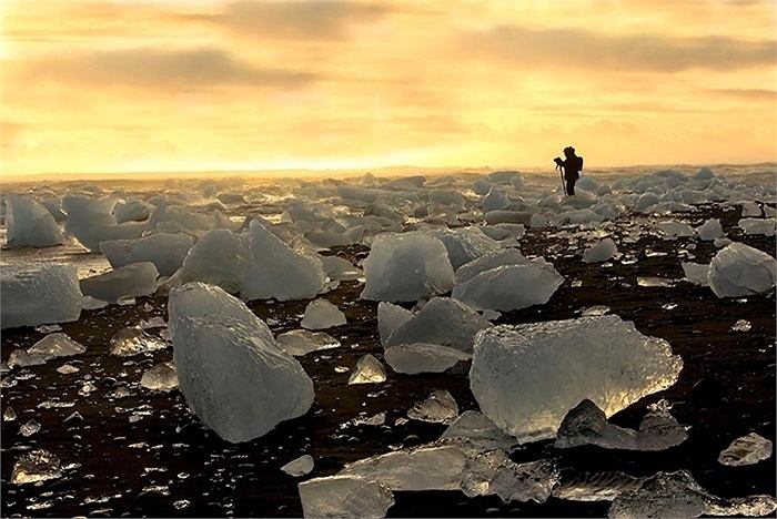 Bãi biển Jokulsarlon, Iceland với những tảng băng khổng lồ trải dài trên bờ cát