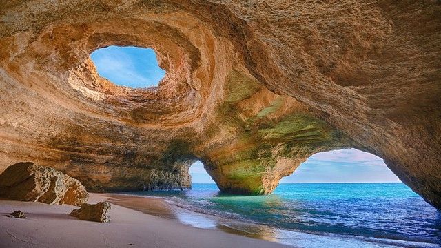 Bãi biển trong hang động tại Algarve, Bồ Đào Nha