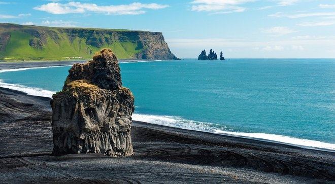 Bãi biển Vik, Iceland với dải cát trải dài toàn màu đen