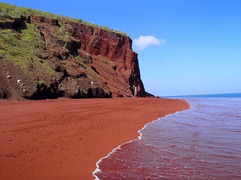 Bãi biển cát đỏ tại Rabida, đảo Glapagos, Ecuador nằm giữa đại dương với vẻ đẹp hoang sơ