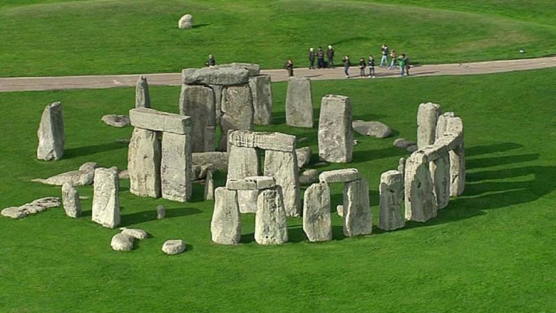 Bãi đá cổ Stonehenge thu hút sự quan tâm nhiều khách du lịch