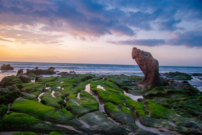 Biển và bãi đá Cổ Thạch nằm tại xã Bình Thạnh, huyện Tuy Phong, tỉnh Bình Thuận nổi tiếng với bãi đá rêu xanh phủ kín cùng những viên đá đủ màu sắc, hình thù tuyệt đẹp
