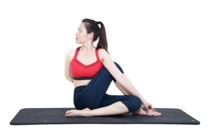 Bài khởi động yoga Seated twist