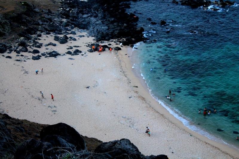 Bãi cát hình lưỡi liềm được giới hạn bởi những mũi đá nhô ra biển.