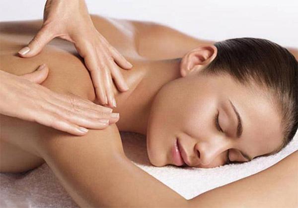 Massage lưng giúp giải tỏa căng thẳng