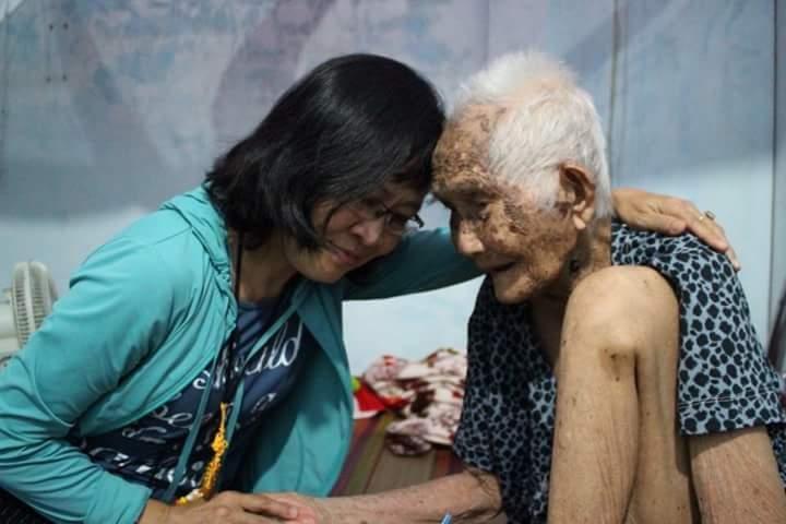 Bên bà mẹ Việt nam anh hùng Nguyễn Thị Thanh 105 tuổi - hiện ở tại thị trấn Năm căn - Cà Mau. Bà có bốn người con, ba trai 1 gái út ba người con trai đều hy sinh. Hiện bà ở cùng cháu ngoại