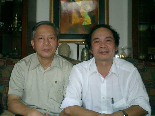 Nhà thơ Nguyễn Khoa Điềm (bên trái)