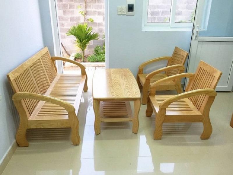 Bộ bàn ghế nhà em được làm bằng gỗ từ cây xoan đào nên có màu sáng, dễ nhìn thấy bụi bẩn, nhưng đổi lại những vân gỗ lại rất rõ nét khiến cho bộ bàn ghế trông đẹp hơn