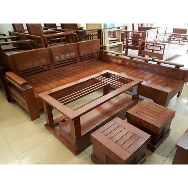 Bộ bàn ghế được làm bằng gỗ xoan ta nên có màu nâu sáng, tuy nhiên vì làm bằng gỗ thịt nên bàn và ghế rất nặng