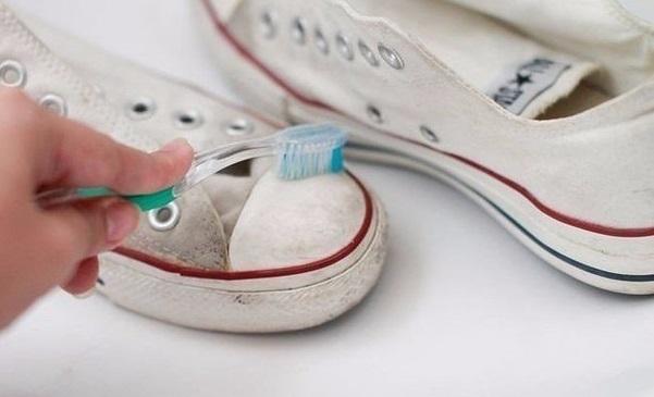 Tẩy trắng giày bằng chải đánh răng