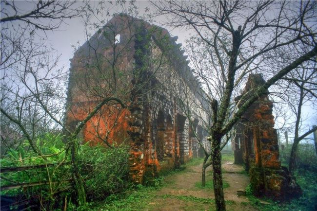 Tu viện cổ ở Tả Phìn